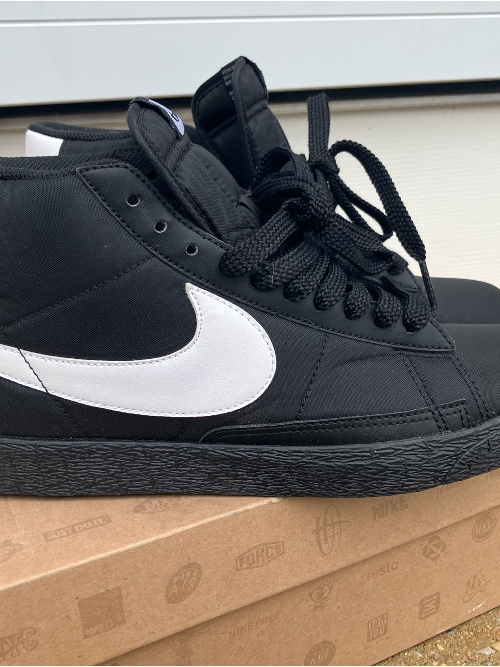 Nike Men's Black and White Blazers Mid Top. Size 8.5